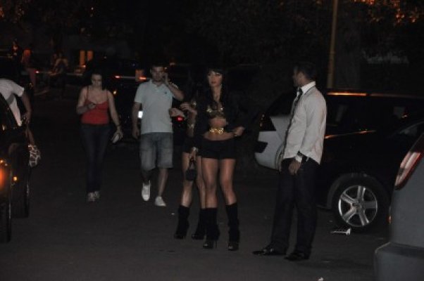 Cheeky Girls, în Mamaia: sclipici mult, costumaţii minuscule, voci - ioc